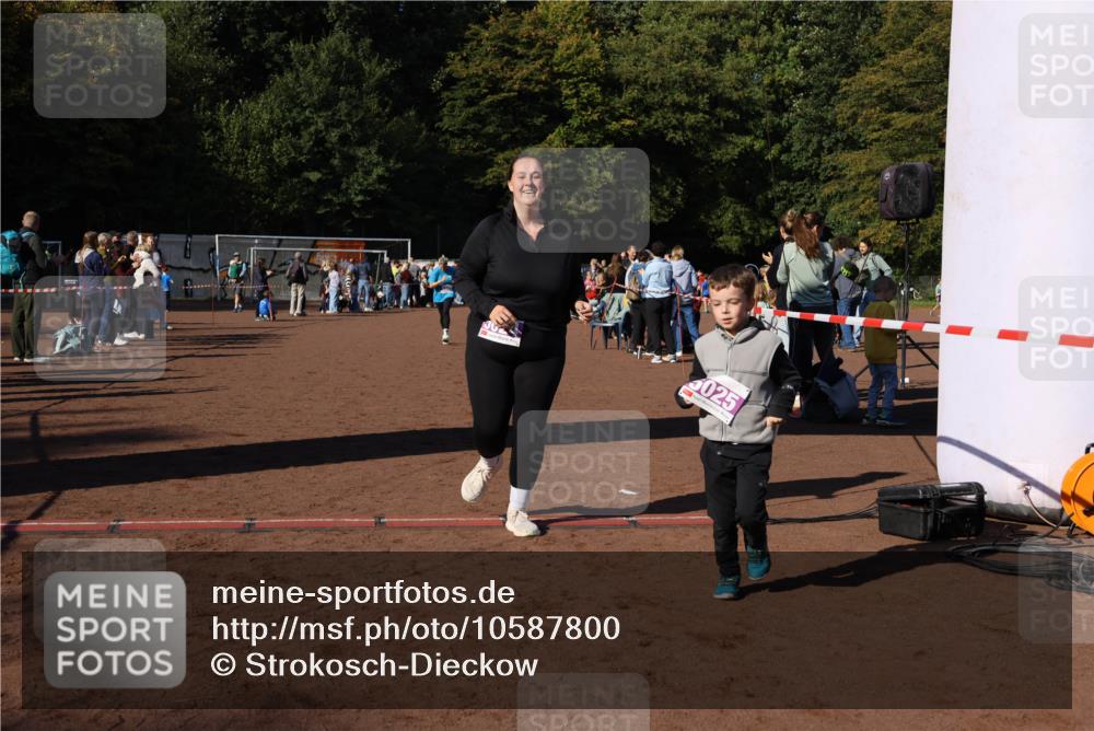 27.09.2026 - 35. Volkslauf durch das schöne Alstertal Strokosch-Dieckow http://msf.ph/oto/10587800 27.09.2026 10:48:43 Ziel 5025, 5024, 5025, 5983 meine-sportfotos.de