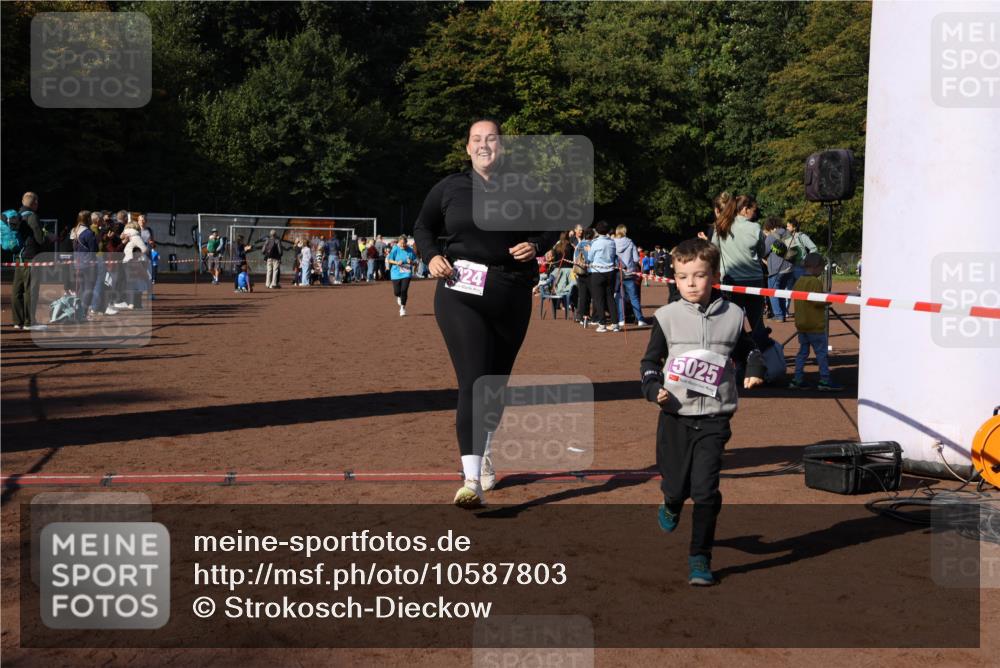 27.09.2026 - 34. Volkslauf durch das schöne Alstertal Strokosch-Dieckow http://msf.ph/oto/10587803 27.09.2026 10:48:44 Ziel 24, 5025, 5024, 5025, 5983 meine-sportfotos.de