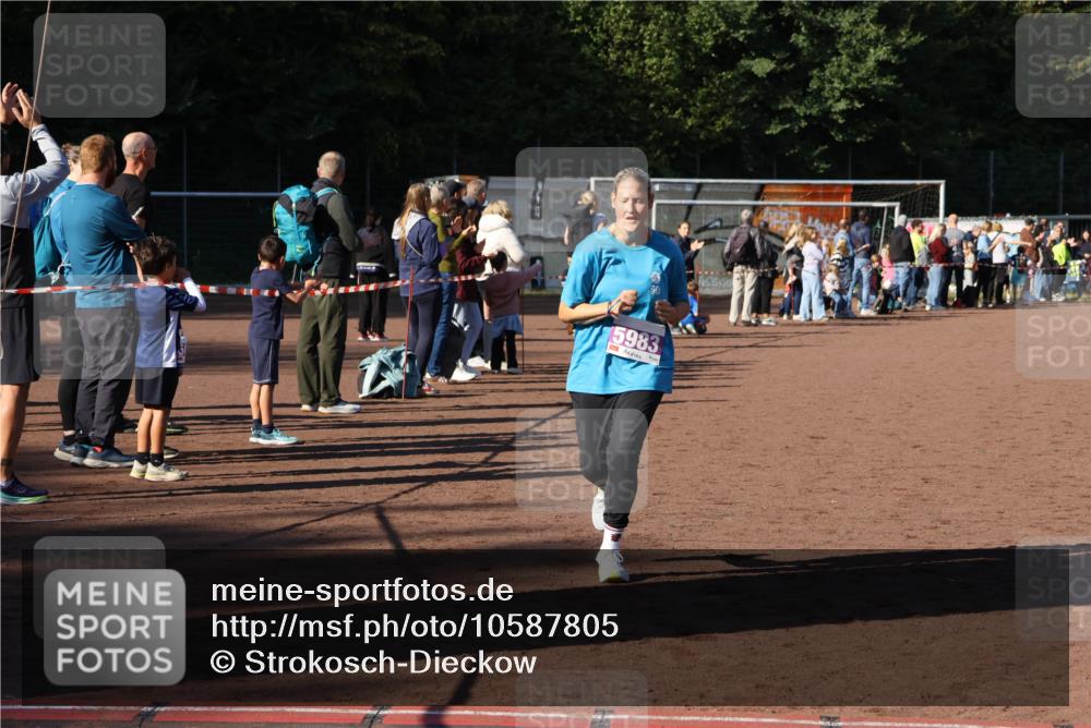 27.09.2026 - 34. Volkslauf durch das schöne Alstertal Strokosch-Dieckow http://msf.ph/oto/10587805 27.09.2026 10:48:50 Ziel 5983, 5056, 5983 meine-sportfotos.de