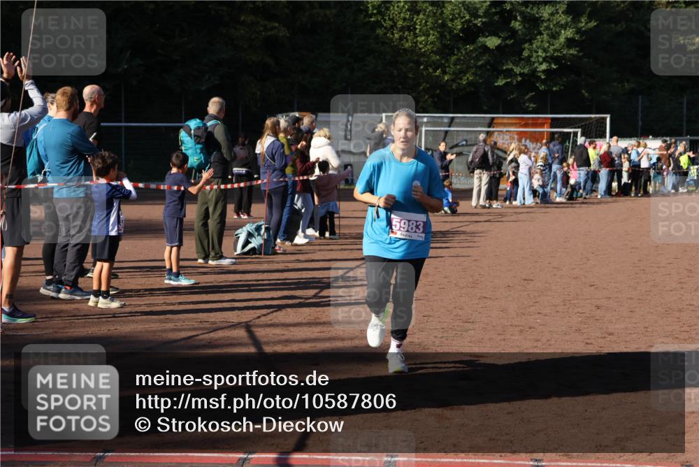 27.09.2026 - 34. Volkslauf durch das schöne Alstertal Strokosch-Dieckow http://msf.ph/oto/10587806 27.09.2026 10:48:50 Ziel 5983, 5056, 5983 meine-sportfotos.de