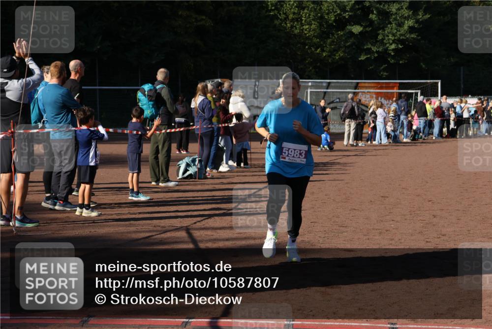 27.09.2026 - 35. Volkslauf durch das schöne Alstertal Strokosch-Dieckow http://msf.ph/oto/10587807 27.09.2026 10:48:50 Ziel 5983, 5056, 5983 meine-sportfotos.de
