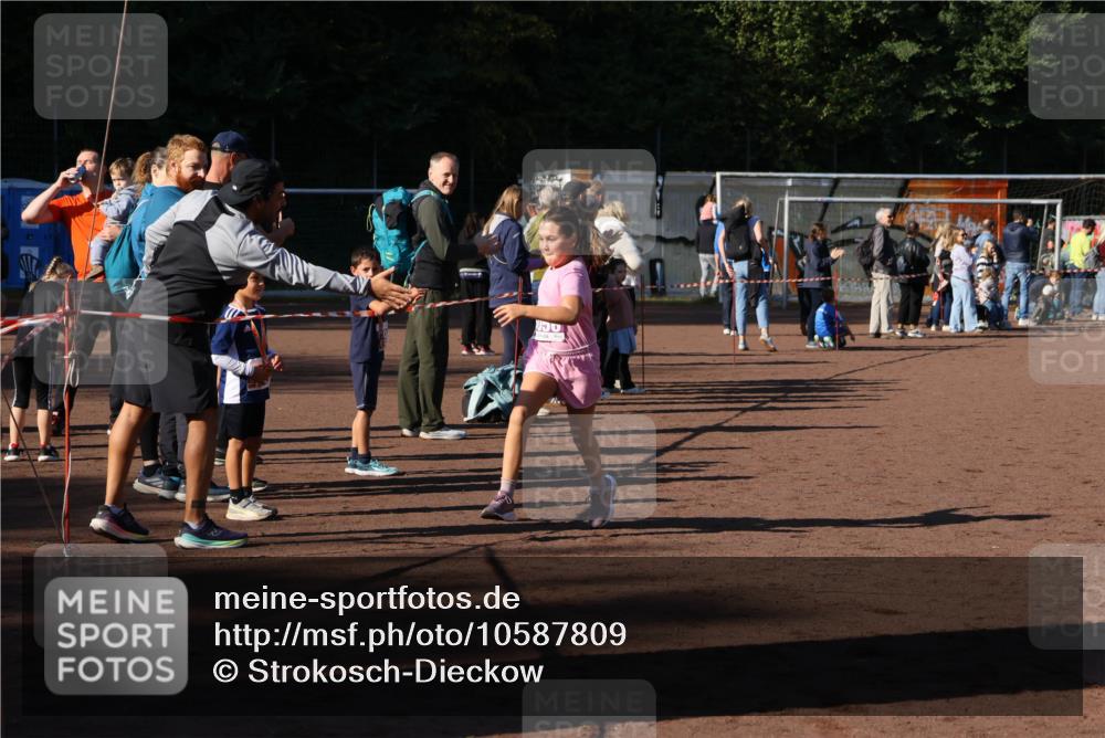 27.09.2026 - 35. Volkslauf durch das schöne Alstertal Strokosch-Dieckow http://msf.ph/oto/10587809 27.09.2026 10:48:57 Ziel 120, 224, 5056 meine-sportfotos.de