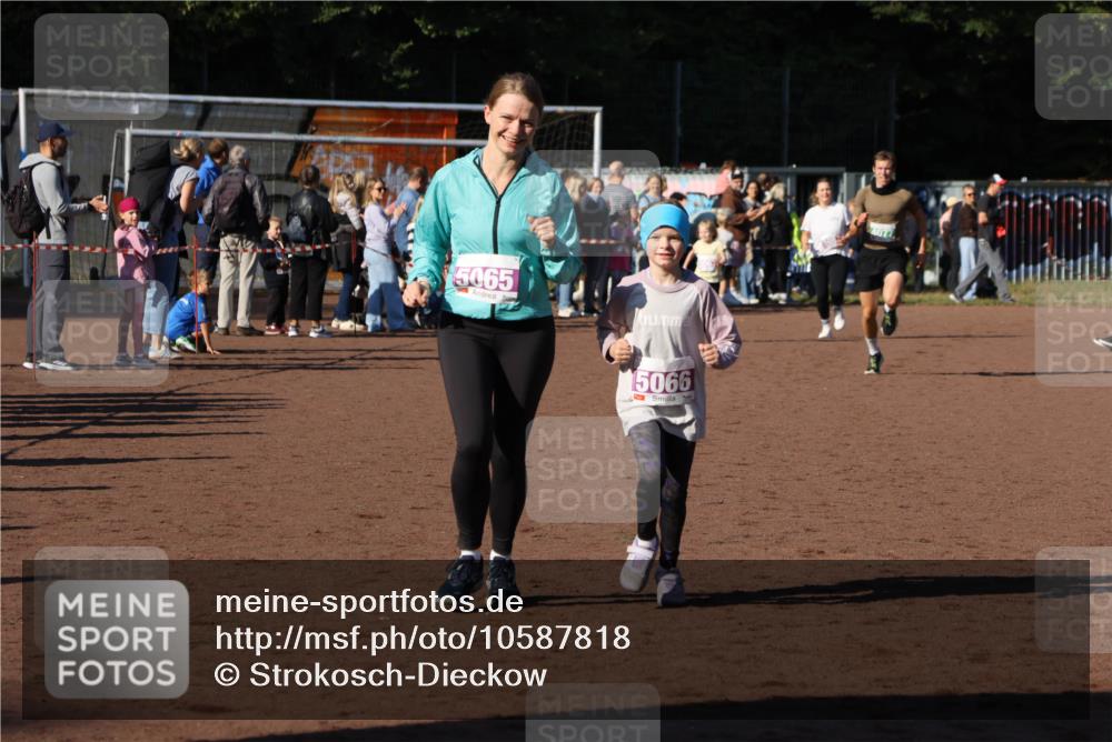 27.09.2026 - 35. Volkslauf durch das schöne Alstertal Strokosch-Dieckow http://msf.ph/oto/10587818 27.09.2026 10:49:11 Ziel 5065, 15066, 4077, 4077, 5065, 5066 meine-sportfotos.de