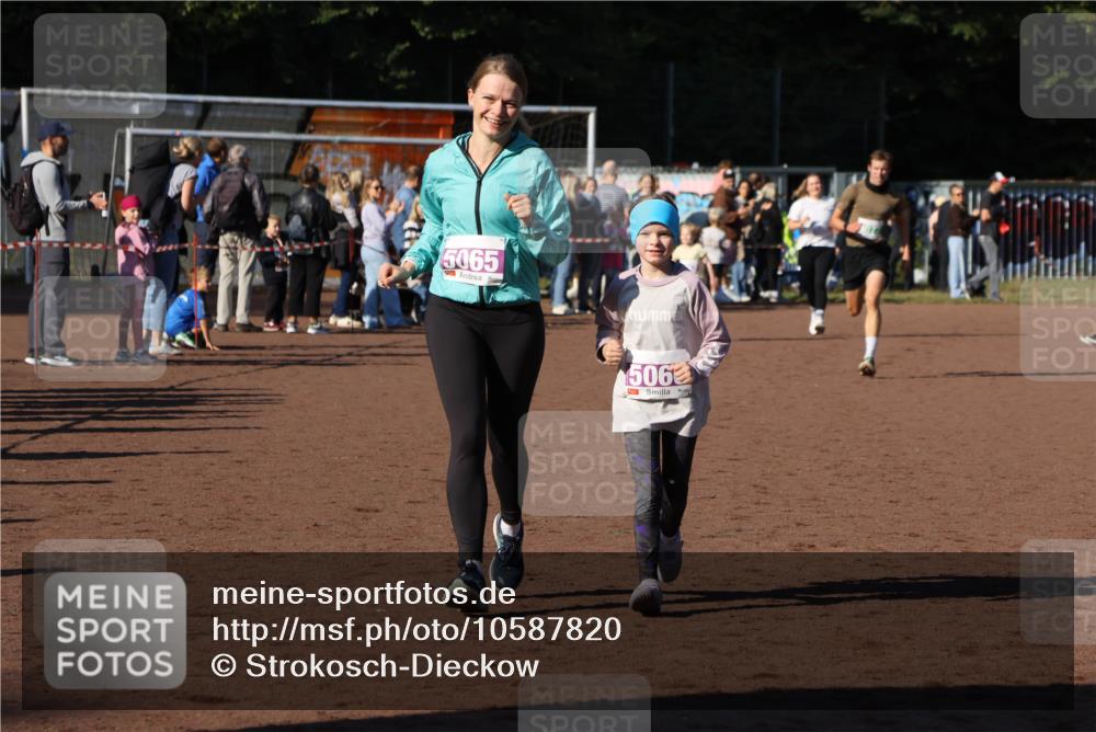 27.09.2026 - 34. Volkslauf durch das schöne Alstertal Strokosch-Dieckow http://msf.ph/oto/10587820 27.09.2026 10:49:11 Ziel 5065, 506, 4077, 5065, 5066 meine-sportfotos.de