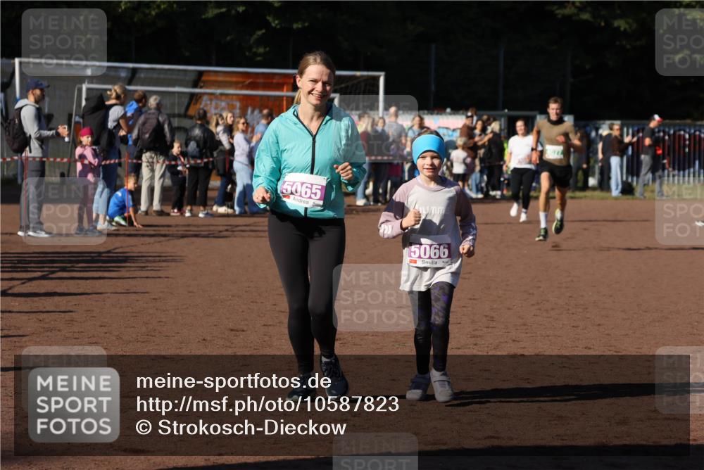 27.09.2026 - 35. Volkslauf durch das schöne Alstertal Strokosch-Dieckow http://msf.ph/oto/10587823 27.09.2026 10:49:11 Ziel 5065, 5066, 4077, 5065, 5066 meine-sportfotos.de