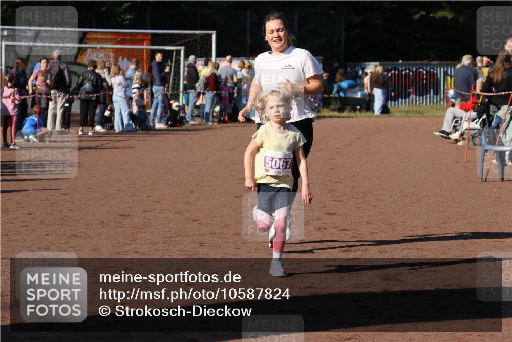 27.09.2026 - 35. Volkslauf durch das schöne Alstertal Strokosch-Dieckow http://msf.ph/oto/10587824 27.09.2026 10:49:22 Ziel 5067, 5057, 5067 meine-sportfotos.de