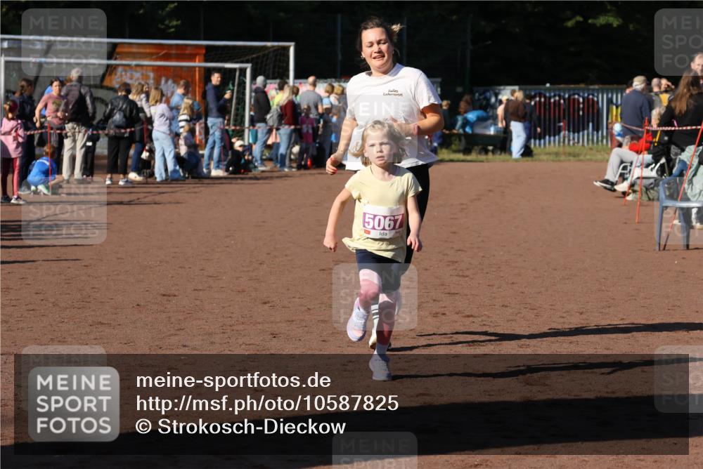 27.09.2026 - 34. Volkslauf durch das schöne Alstertal Strokosch-Dieckow http://msf.ph/oto/10587825 27.09.2026 10:49:22 Ziel 5067, 5057, 5067 meine-sportfotos.de