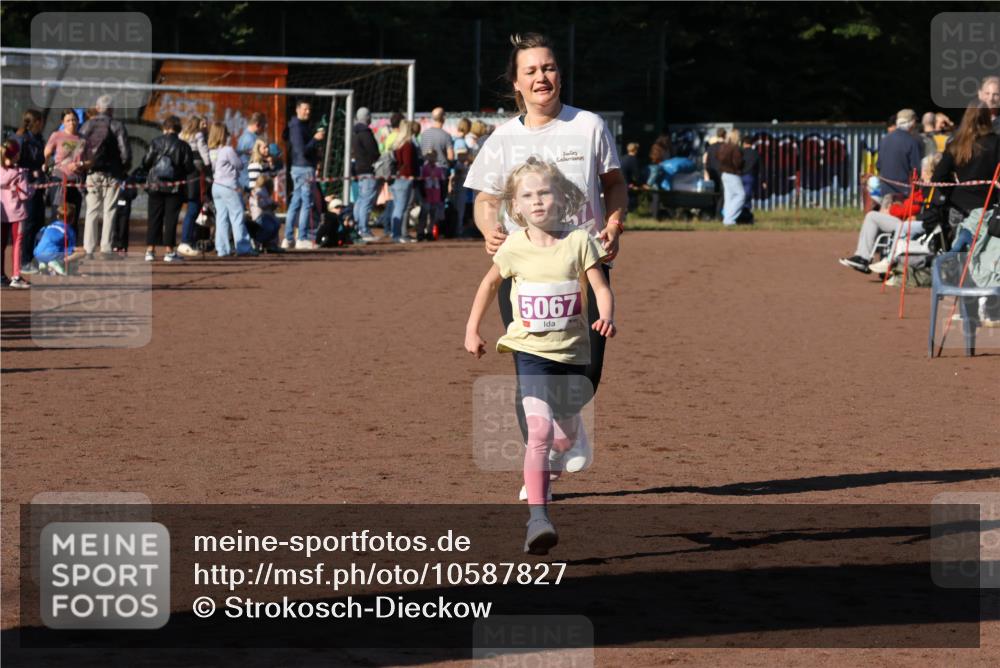27.09.2026 - 35. Volkslauf durch das schöne Alstertal Strokosch-Dieckow http://msf.ph/oto/10587827 27.09.2026 10:49:22 Ziel 15067, 5057, 5067 meine-sportfotos.de