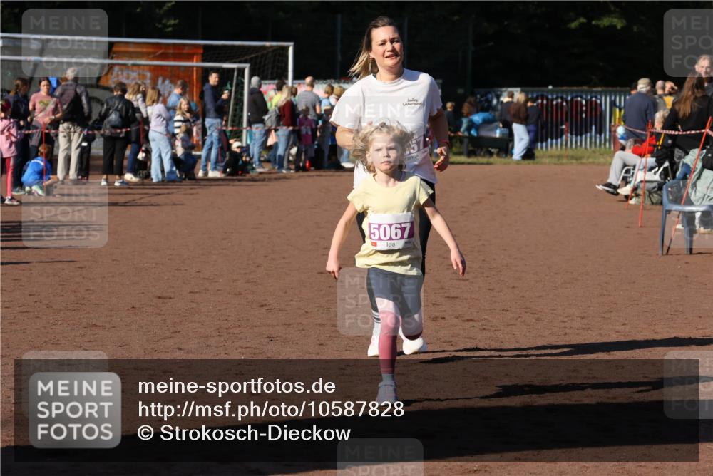 27.09.2026 - 34. Volkslauf durch das schöne Alstertal Strokosch-Dieckow http://msf.ph/oto/10587828 27.09.2026 10:49:22 Ziel 5067, 5057, 5067 meine-sportfotos.de