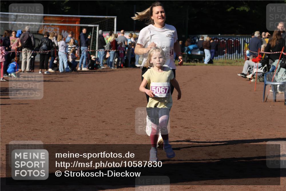 27.09.2026 - 34. Volkslauf durch das schöne Alstertal Strokosch-Dieckow http://msf.ph/oto/10587830 27.09.2026 10:49:22 Ziel 057, 5067, 5057, 5067 meine-sportfotos.de