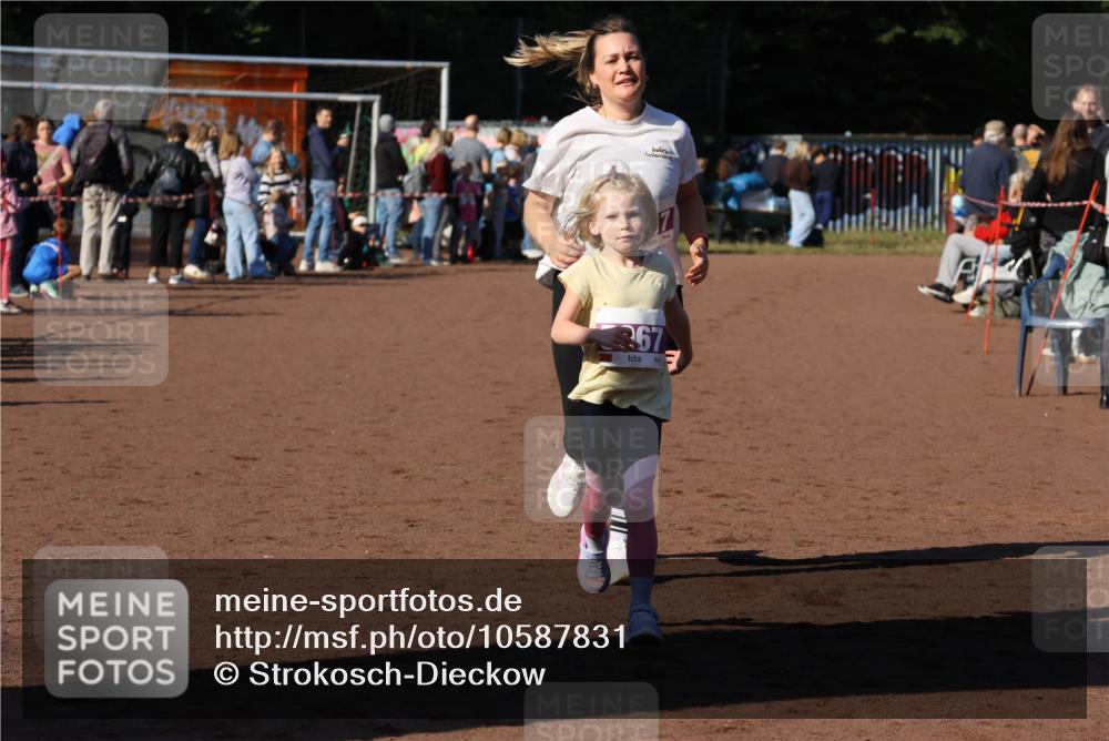 27.09.2026 - 35. Volkslauf durch das schöne Alstertal Strokosch-Dieckow http://msf.ph/oto/10587831 27.09.2026 10:49:22 Ziel 367, 5057, 5067 meine-sportfotos.de