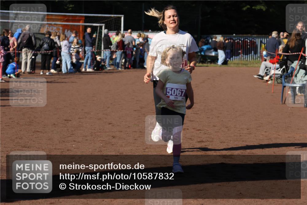 27.09.2026 - 35. Volkslauf durch das schöne Alstertal Strokosch-Dieckow http://msf.ph/oto/10587832 27.09.2026 10:49:22 Ziel 5067, 5057, 5067 meine-sportfotos.de