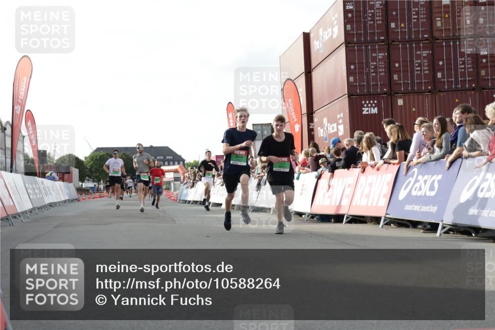 03.10.2026 - Köhlbrandbrückenlauf Yannick Fuchs http://msf.ph/oto/10588264 03.10.2026 16:07:26 Ziel 7220, 7312, 7907, 9666, 9811, 9822 meine-sportfotos.de
