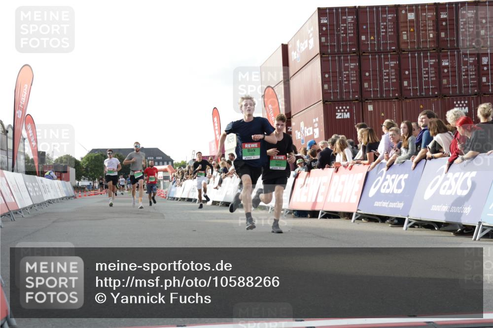 03.10.2026 - Köhlbrandbrückenlauf Yannick Fuchs http://msf.ph/oto/10588266 03.10.2026 16:07:27 Ziel 7220, 7312, 7907, 9666, 9811, 9822 meine-sportfotos.de