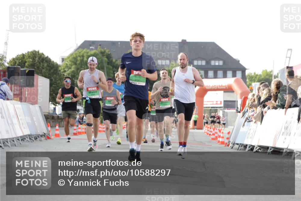 03.10.2026 - Köhlbrandbrückenlauf Yannick Fuchs http://msf.ph/oto/10588297 03.10.2026 16:07:35 Ziel 7066, 7242, 7312, 7907, 8314, 8497, 8968, 9666, 9797, 9822 meine-sportfotos.de