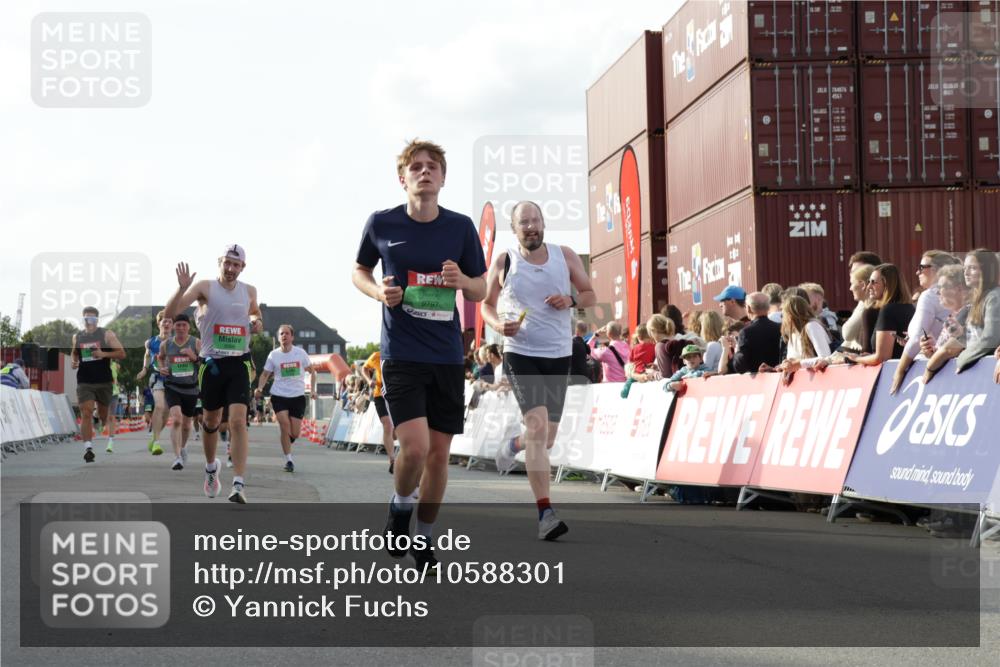 03.10.2026 - Köhlbrandbrückenlauf Yannick Fuchs http://msf.ph/oto/10588301 03.10.2026 16:07:40 Ziel 7066, 7242, 7404, 7405, 7406, 7765, 8314, 8455, 8497, 8968, 9797, 9838 meine-sportfotos.de