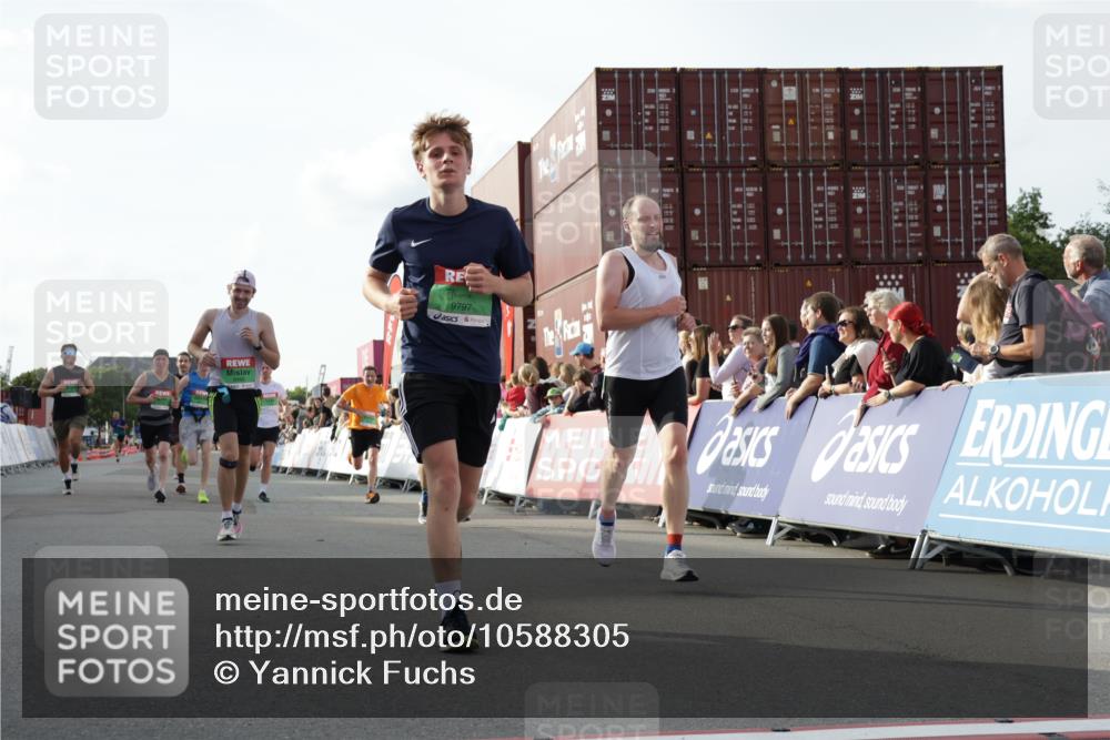 03.10.2026 - Köhlbrandbrückenlauf Yannick Fuchs http://msf.ph/oto/10588305 03.10.2026 16:07:41 Ziel 7066, 7242, 7404, 7405, 7406, 7765, 8314, 8455, 8497, 8968, 9797, 9838 meine-sportfotos.de