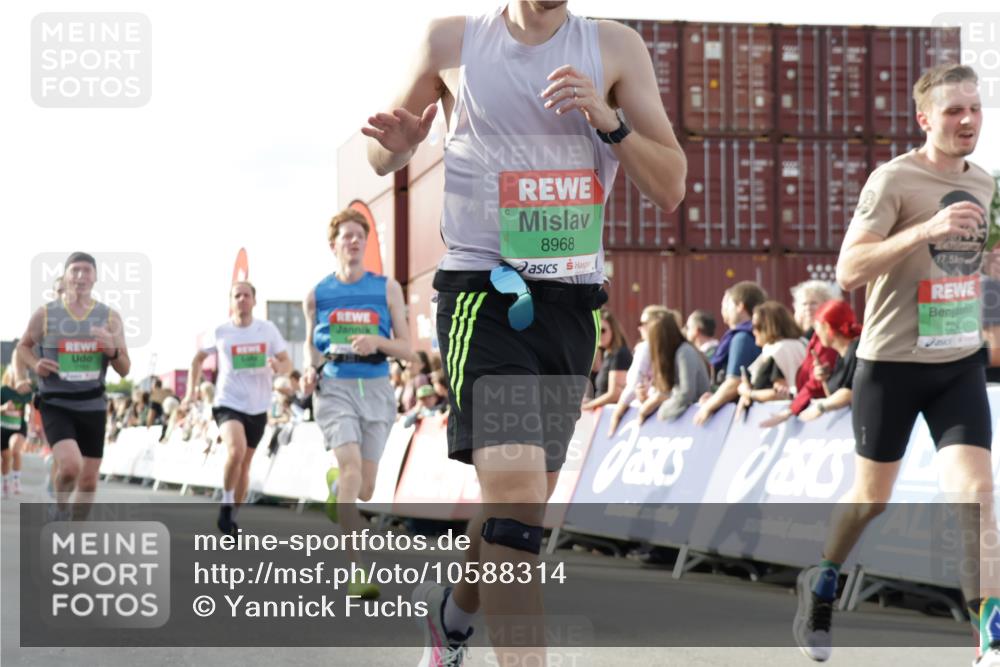 03.10.2026 - Köhlbrandbrückenlauf Yannick Fuchs http://msf.ph/oto/10588314 03.10.2026 16:07:43 Ziel 7066, 7242, 7404, 7405, 7406, 7765, 8314, 8455, 8497, 8968, 9797, 9838 meine-sportfotos.de