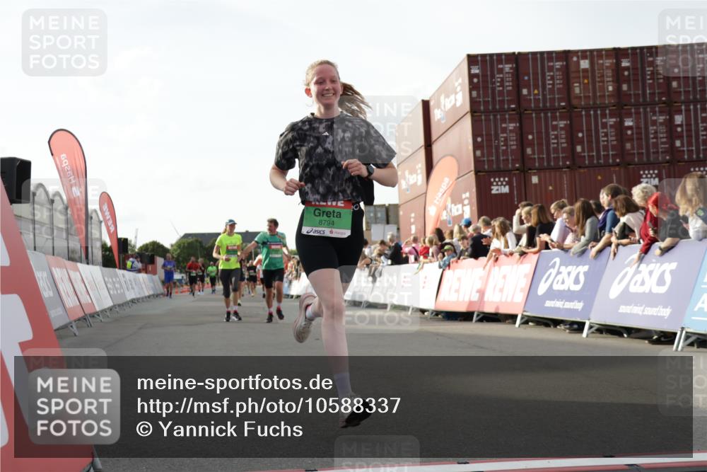 03.10.2026 - Köhlbrandbrückenlauf Yannick Fuchs http://msf.ph/oto/10588337 03.10.2026 16:08:13 Ziel 7047, 7048, 7049, 7364, 7583, 7921, 8172, 8306, 8479, 8668, 8794 meine-sportfotos.de