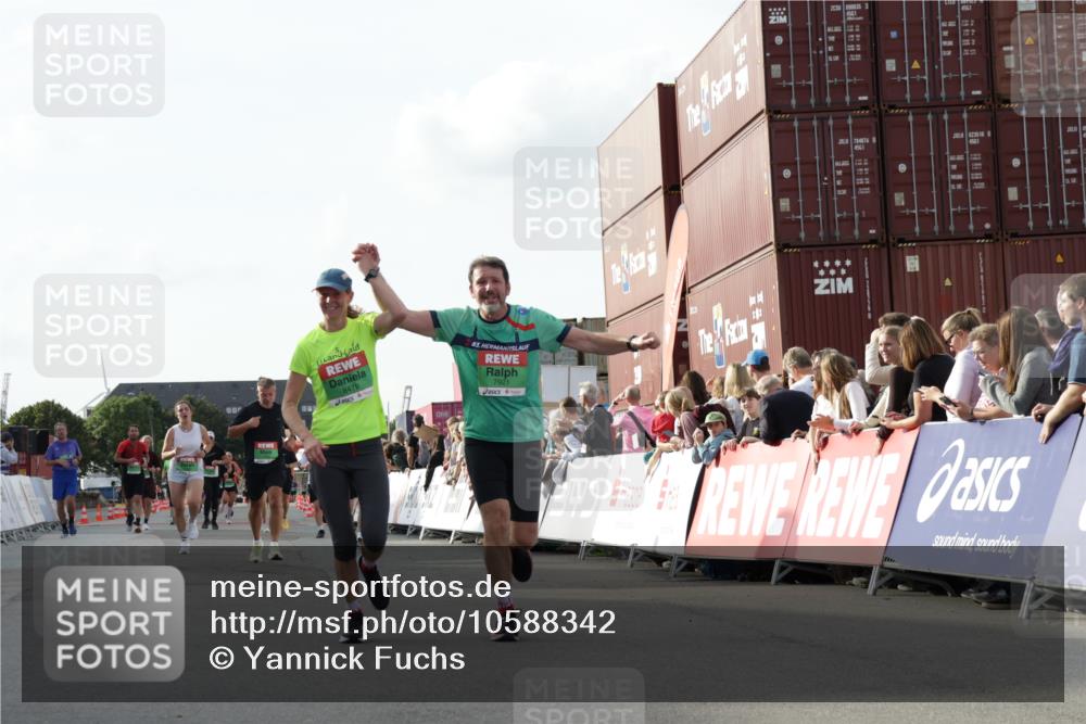03.10.2026 - Köhlbrandbrückenlauf Yannick Fuchs http://msf.ph/oto/10588342 03.10.2026 16:08:15 Ziel 7047, 7048, 7049, 7364, 7583, 7921, 7996, 8306, 8479, 8592, 8794, 9540 meine-sportfotos.de
