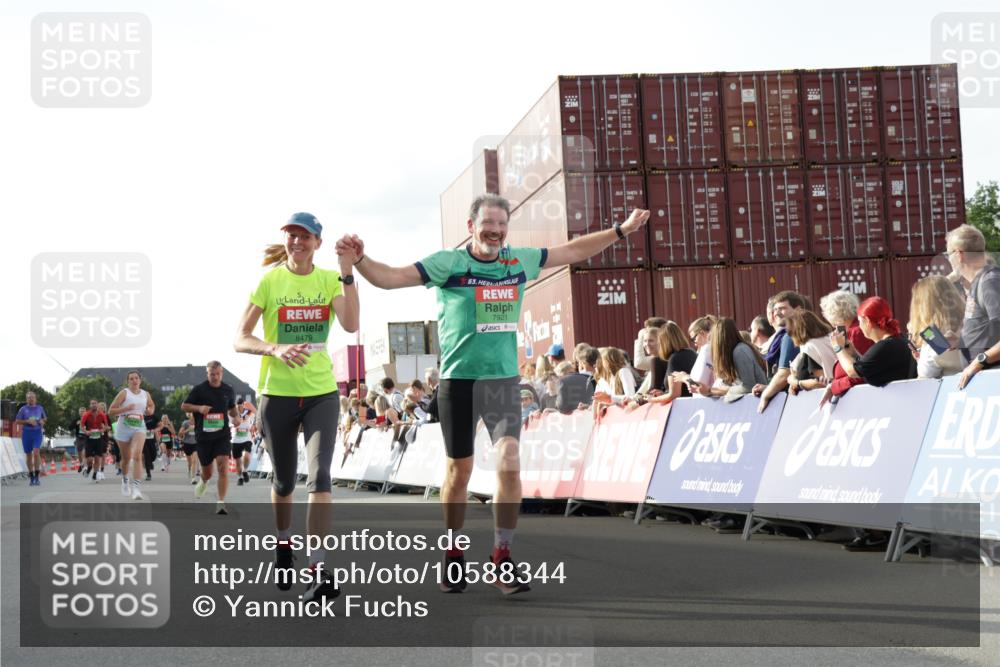 03.10.2026 - Köhlbrandbrückenlauf Yannick Fuchs http://msf.ph/oto/10588344 03.10.2026 16:08:16 Ziel 7047, 7048, 7049, 7364, 7583, 7921, 7996, 8306, 8479, 8510, 8592, 8712, 8794, 8840, 9540, 9731 meine-sportfotos.de