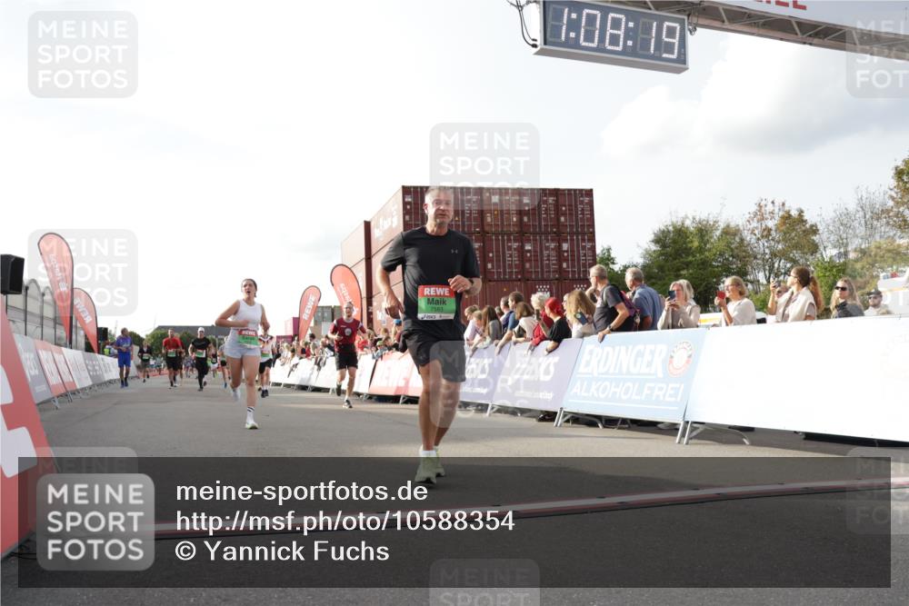 03.10.2026 - Köhlbrandbrückenlauf Yannick Fuchs http://msf.ph/oto/10588354 03.10.2026 16:08:20 Ziel 7583, 7921, 7996, 8187, 8306, 8374, 8408, 8479, 8510, 8592, 8712, 8840, 9540, 9731, 9800 meine-sportfotos.de
