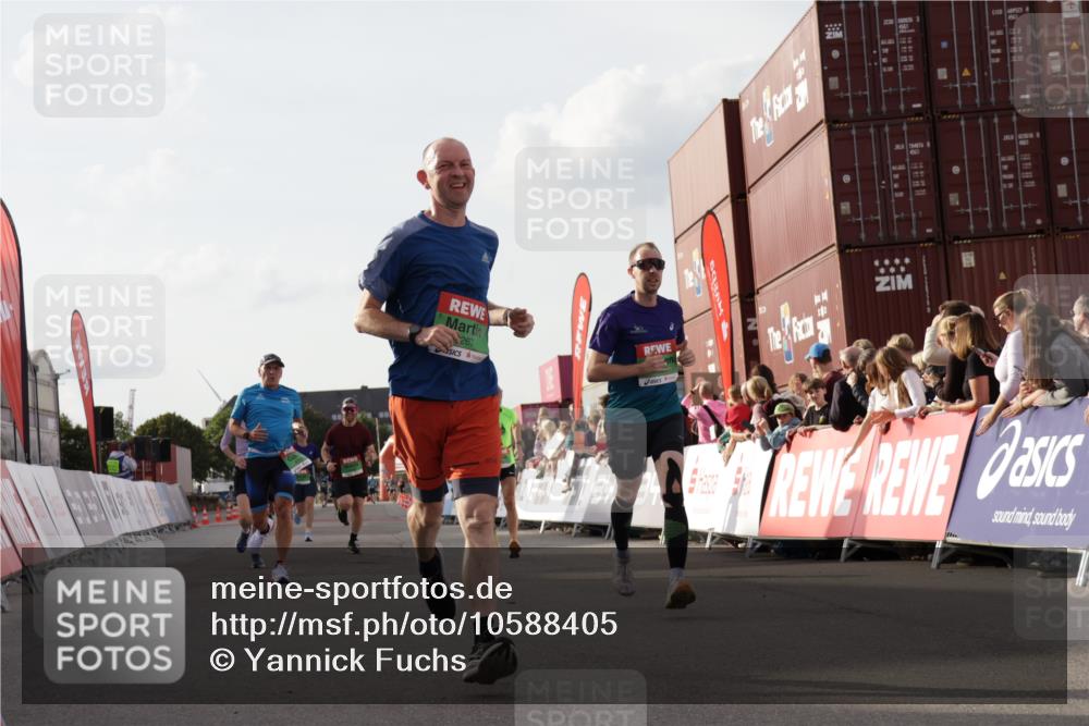 03.10.2026 - Köhlbrandbrückenlauf Yannick Fuchs http://msf.ph/oto/10588405 03.10.2026 16:08:42 Ziel 7307, 7700, 8066, 8267, 8353, 8369, 8398, 8516, 8771, 8795, 9796 meine-sportfotos.de