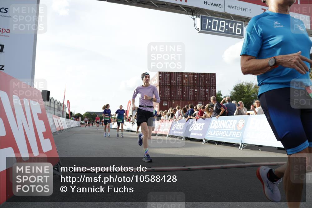 03.10.2026 - Köhlbrandbrückenlauf Yannick Fuchs http://msf.ph/oto/10588428 03.10.2026 16:08:47 Ziel 7307, 8066, 8267, 8353, 8369, 8398, 8516, 8771, 8795, 8832, 9796 meine-sportfotos.de