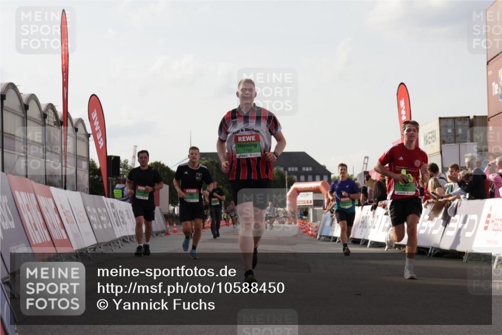 03.10.2026 - Köhlbrandbrückenlauf Yannick Fuchs http://msf.ph/oto/10588450 03.10.2026 16:08:56 Ziel 7642, 7766, 7910, 8157, 8624, 8832 meine-sportfotos.de
