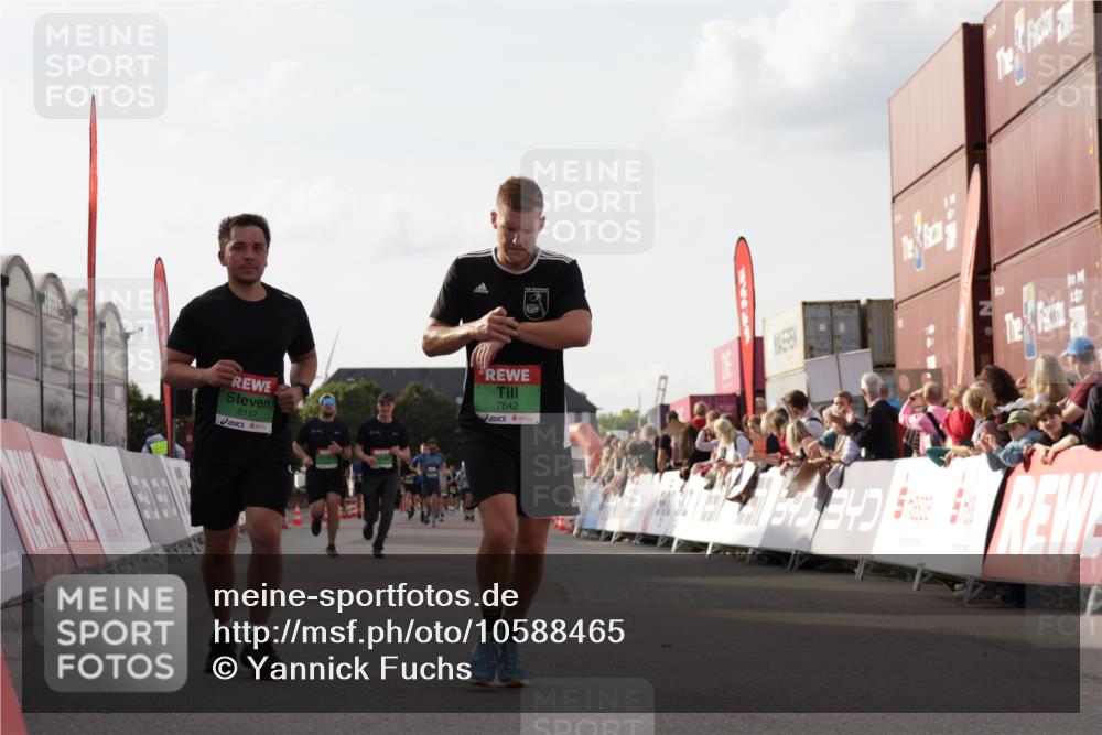 03.10.2026 - Köhlbrandbrückenlauf Yannick Fuchs http://msf.ph/oto/10588465 03.10.2026 16:09:00 Ziel 7642, 7766, 7910, 8083, 8157, 8262, 8624 meine-sportfotos.de