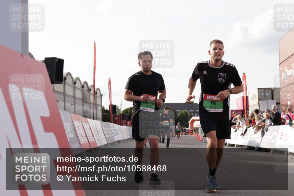 03.10.2026 - Köhlbrandbrückenlauf Yannick Fuchs http://msf.ph/oto/10588468 03.10.2026 16:09:01 Ziel 7642, 7766, 7910, 8083, 8157, 8262, 8624 meine-sportfotos.de