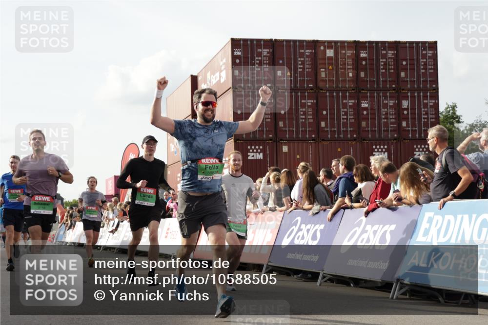 03.10.2026 - Köhlbrandbrückenlauf Yannick Fuchs http://msf.ph/oto/10588505 03.10.2026 16:09:15 Ziel 7322, 7840, 7841, 8198, 8253, 8654, 8682, 9020, 9158, 9159, 9735 meine-sportfotos.de