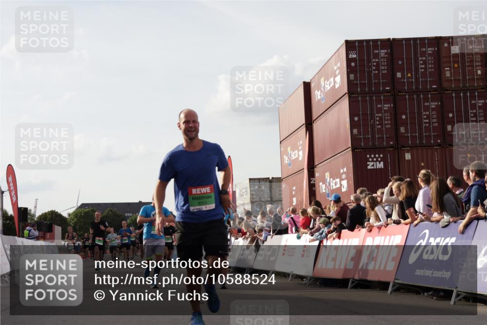 03.10.2026 - Köhlbrandbrückenlauf Yannick Fuchs http://msf.ph/oto/10588524 03.10.2026 16:09:20 Ziel 7308, 7840, 7841, 8003, 8198, 8253, 8654, 8682, 8714, 8827, 8868, 9020, 9158, 9735 meine-sportfotos.de