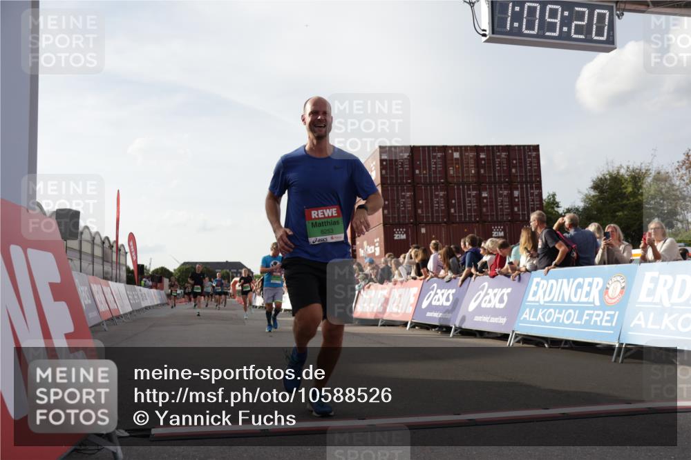 03.10.2026 - Köhlbrandbrückenlauf Yannick Fuchs http://msf.ph/oto/10588526 03.10.2026 16:09:21 Ziel 7308, 7840, 7841, 8003, 8198, 8253, 8654, 8714, 8827, 8868, 9020, 9158, 9169, 9735 meine-sportfotos.de
