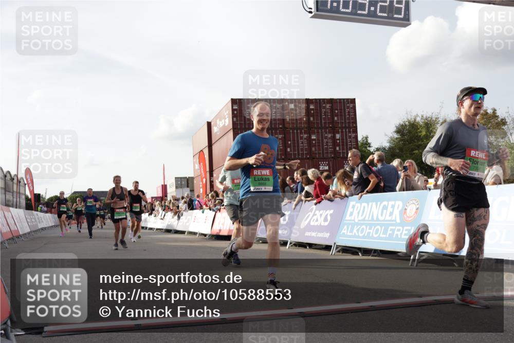 03.10.2026 - Köhlbrandbrückenlauf Yannick Fuchs http://msf.ph/oto/10588553 03.10.2026 16:09:29 Ziel 7308, 7840, 7841, 8003, 8268, 8513, 8550, 8618, 8649, 8714, 8827, 8868, 8962, 9169 meine-sportfotos.de