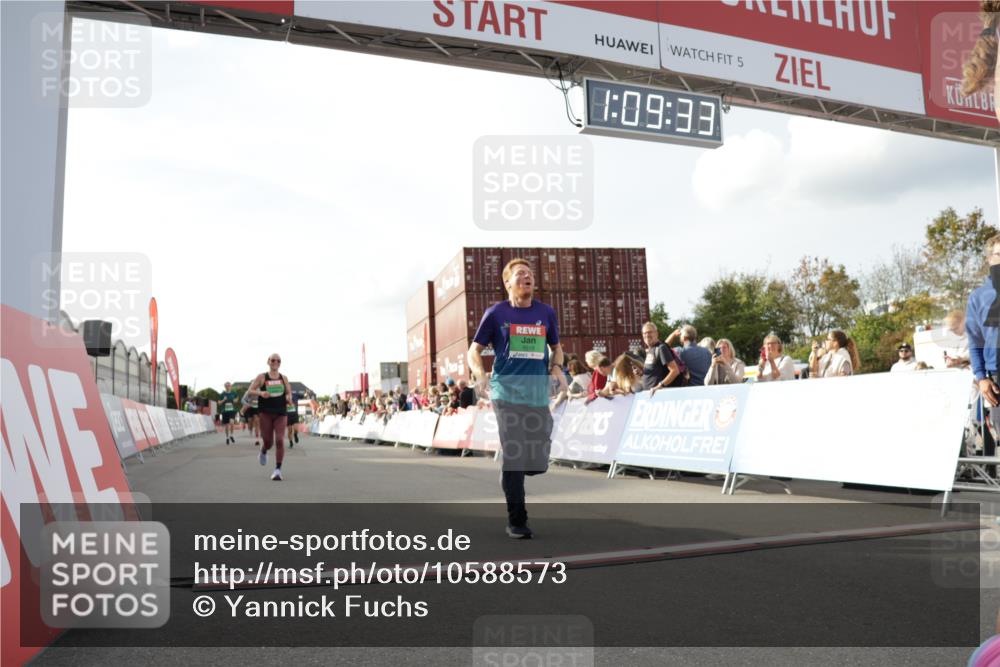 03.10.2026 - Köhlbrandbrückenlauf Yannick Fuchs http://msf.ph/oto/10588573 03.10.2026 16:09:34 Ziel 7308, 7326, 7598, 8085, 8126, 8249, 8268, 8347, 8359, 8405, 8513, 8550, 8618, 8649, 8868, 8962, 9169 meine-sportfotos.de