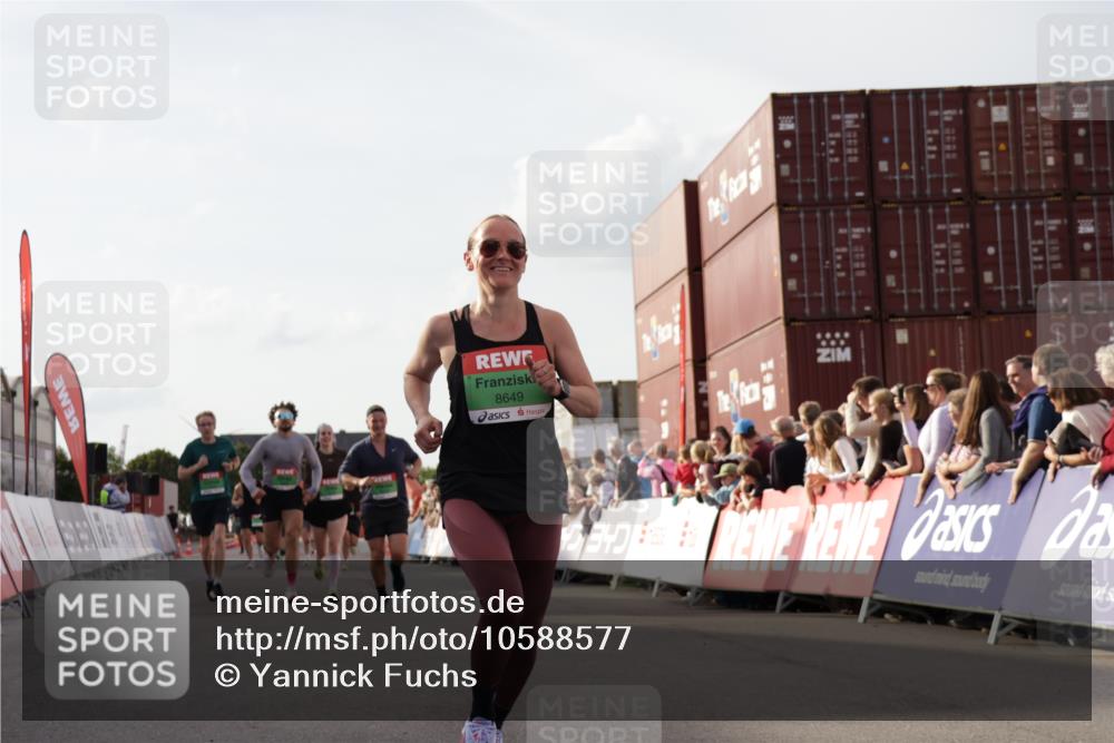03.10.2026 - Köhlbrandbrückenlauf Yannick Fuchs http://msf.ph/oto/10588577 03.10.2026 16:09:35 Ziel 7326, 7598, 8085, 8126, 8249, 8268, 8347, 8359, 8405, 8513, 8550, 8618, 8649, 8962, 9169 meine-sportfotos.de