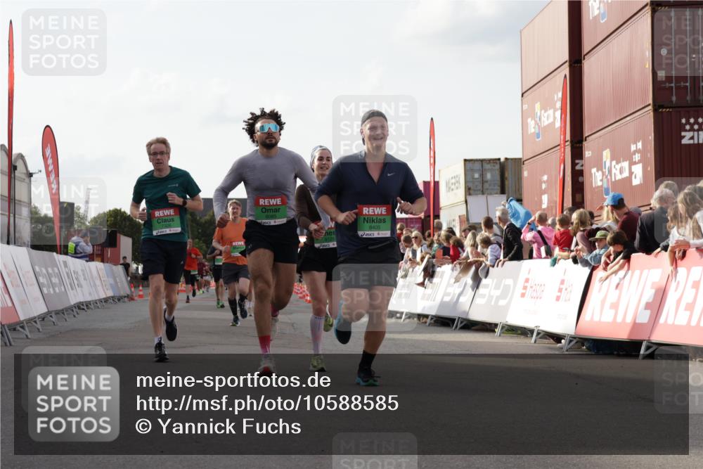 03.10.2026 - Köhlbrandbrückenlauf Yannick Fuchs http://msf.ph/oto/10588585 03.10.2026 16:09:37 Ziel 7326, 7598, 8085, 8126, 8249, 8347, 8359, 8405, 8513, 8550, 8618, 8649, 8962 meine-sportfotos.de