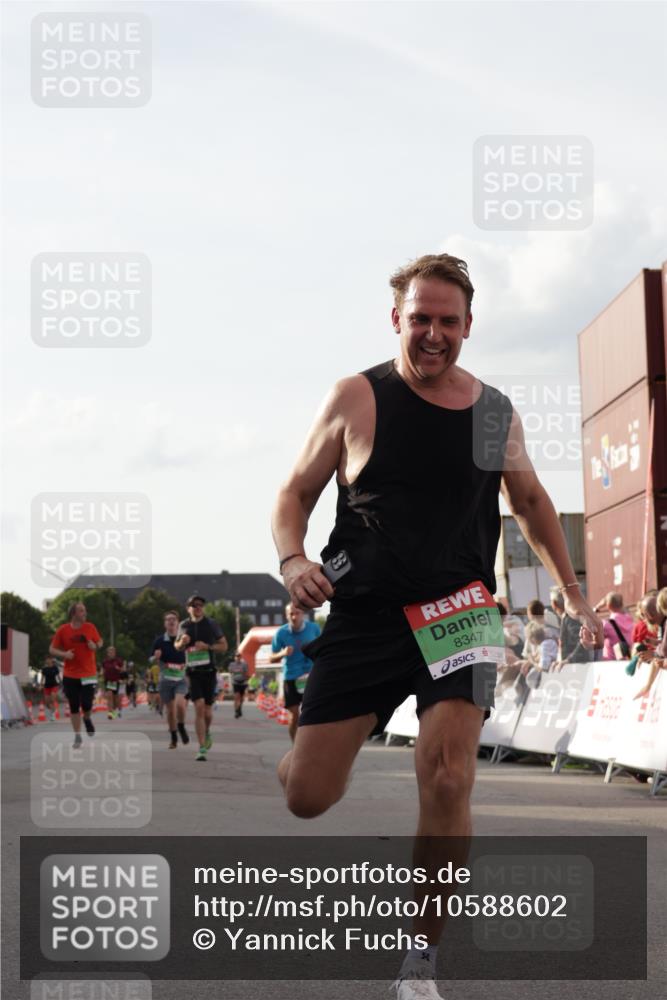 03.10.2026 - Köhlbrandbrückenlauf Yannick Fuchs http://msf.ph/oto/10588602 03.10.2026 16:09:42 Ziel 7074, 7124, 7326, 7598, 8085, 8126, 8148, 8249, 8347, 8359, 8405, 8542 meine-sportfotos.de