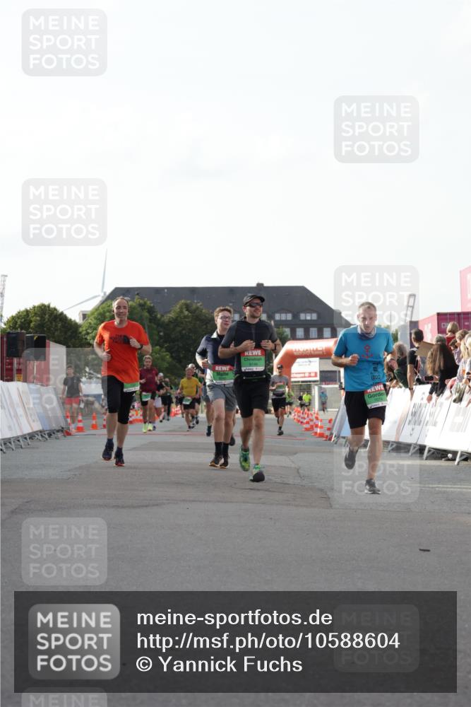 03.10.2026 - Köhlbrandbrückenlauf Yannick Fuchs http://msf.ph/oto/10588604 03.10.2026 16:09:43 Ziel 7074, 7124, 7326, 7598, 8085, 8126, 8148, 8249, 8347, 8359, 8405, 8542 meine-sportfotos.de
