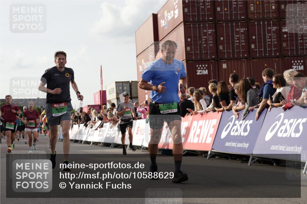 03.10.2026 - Köhlbrandbrückenlauf Yannick Fuchs http://msf.ph/oto/10588629 03.10.2026 16:09:54 Ziel 7074, 7124, 7186, 7191, 7569, 7582, 7671, 7800, 7895, 8148, 8440, 8542, 8661, 8907 meine-sportfotos.de
