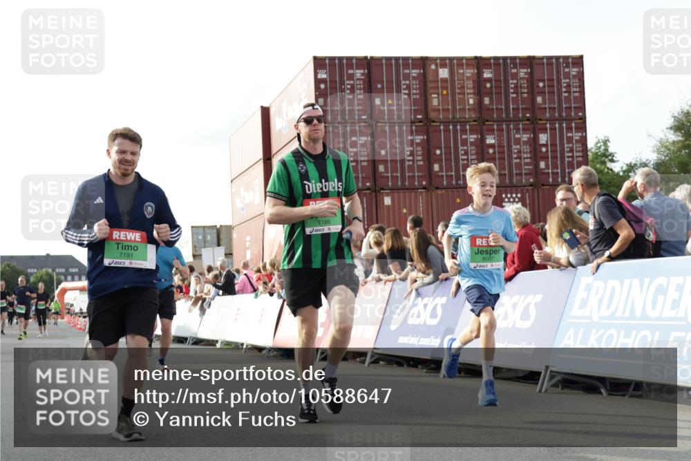 03.10.2026 - Köhlbrandbrückenlauf Yannick Fuchs http://msf.ph/oto/10588647 03.10.2026 16:10:02 Ziel 7186, 7191, 7569, 7586, 7671, 7800, 8342, 8440, 8661, 8831, 8907 meine-sportfotos.de