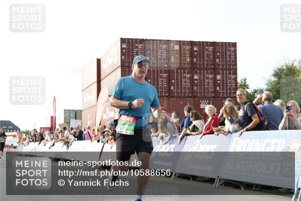 03.10.2026 - Köhlbrandbrückenlauf Yannick Fuchs http://msf.ph/oto/10588656 03.10.2026 16:10:04 Ziel 7186, 7191, 7586, 8342, 8440, 8477, 8831, 8907, 9018, 9052 meine-sportfotos.de