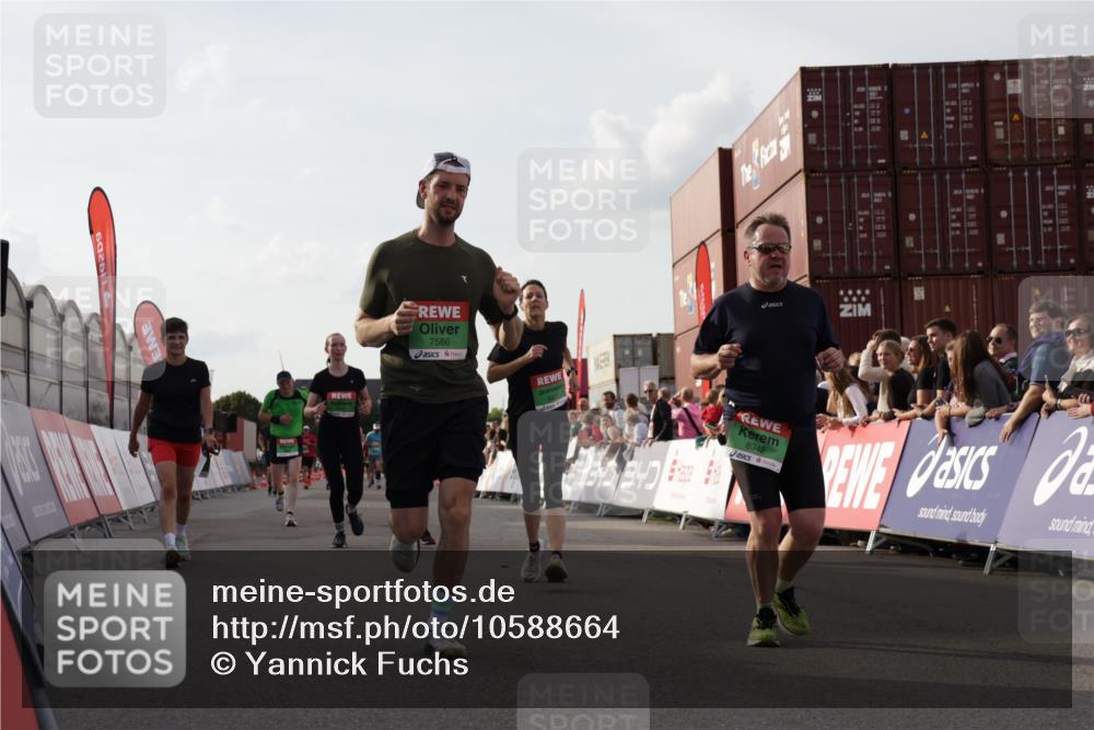 03.10.2026 - Köhlbrandbrückenlauf Yannick Fuchs http://msf.ph/oto/10588664 03.10.2026 16:10:10 Ziel 7586, 7986, 8342, 8477, 8671, 9018, 9052 meine-sportfotos.de