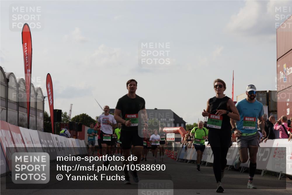 03.10.2026 - Köhlbrandbrückenlauf Yannick Fuchs http://msf.ph/oto/10588690 03.10.2026 16:10:18 Ziel 7038, 7040, 7986, 8338, 8465, 8515, 8559, 8671, 8906, 8921, 9018, 9052, 9135, 9401 meine-sportfotos.de