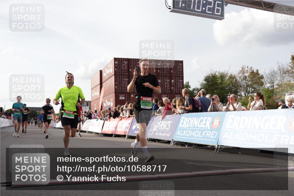 03.10.2026 - Köhlbrandbrückenlauf Yannick Fuchs http://msf.ph/oto/10588717 03.10.2026 16:10:27 Ziel 7037, 7040, 7053, 8164, 8338, 8446, 8465, 8559, 8748, 8906, 8921, 9401, 9708 meine-sportfotos.de