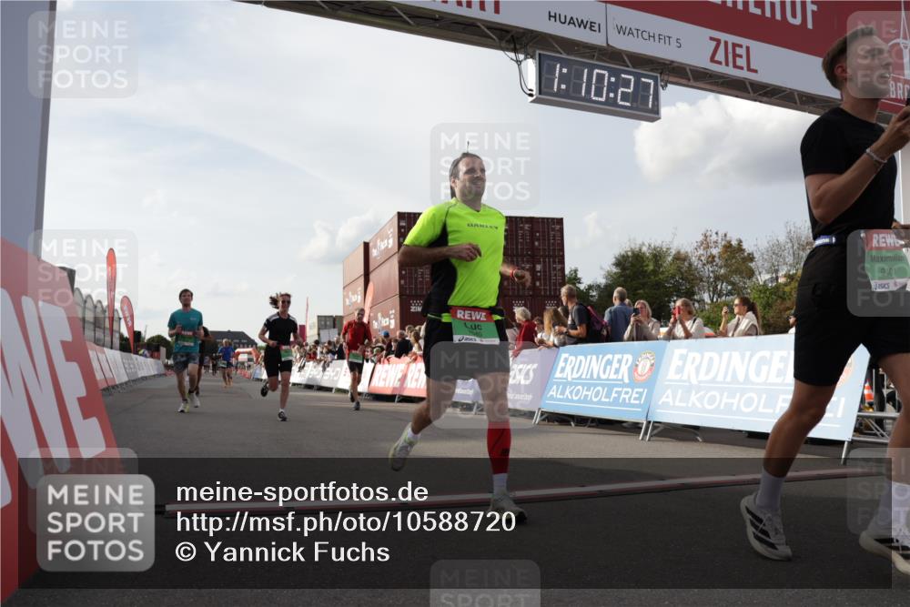 03.10.2026 - Köhlbrandbrückenlauf Yannick Fuchs http://msf.ph/oto/10588720 03.10.2026 16:10:28 Ziel 7037, 7040, 7053, 7663, 8164, 8338, 8446, 8465, 8559, 8748, 8906, 8921, 9401, 9708 meine-sportfotos.de