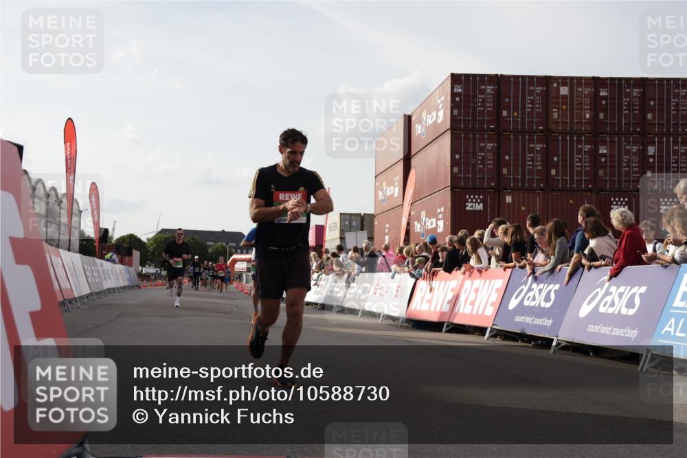 03.10.2026 - Köhlbrandbrückenlauf Yannick Fuchs http://msf.ph/oto/10588730 03.10.2026 16:10:31 Ziel 7037, 7040, 7053, 7663, 8164, 8446, 8465, 8748, 9401, 9708 meine-sportfotos.de