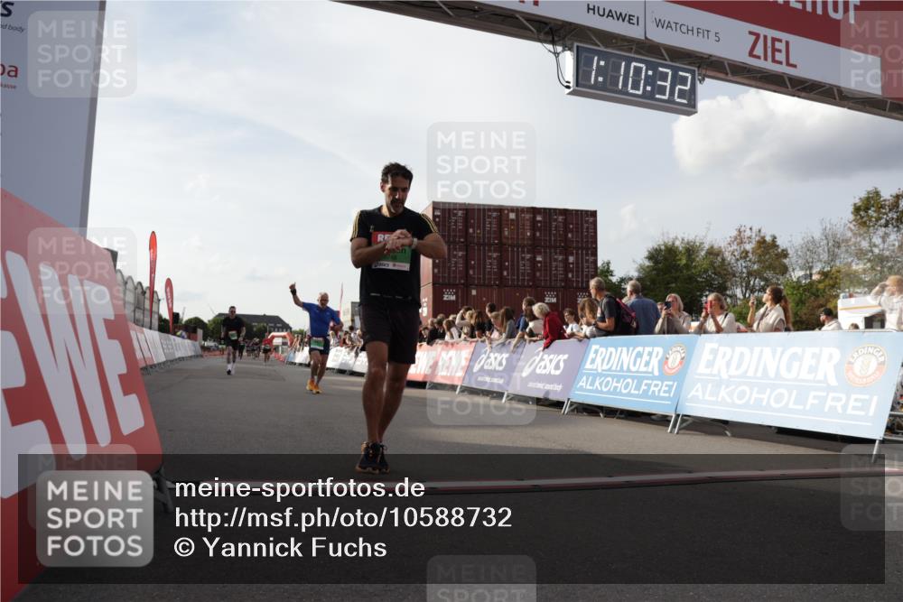 03.10.2026 - Köhlbrandbrückenlauf Yannick Fuchs http://msf.ph/oto/10588732 03.10.2026 16:10:32 Ziel 7037, 7040, 7053, 7663, 8164, 8446, 8748, 9708 meine-sportfotos.de