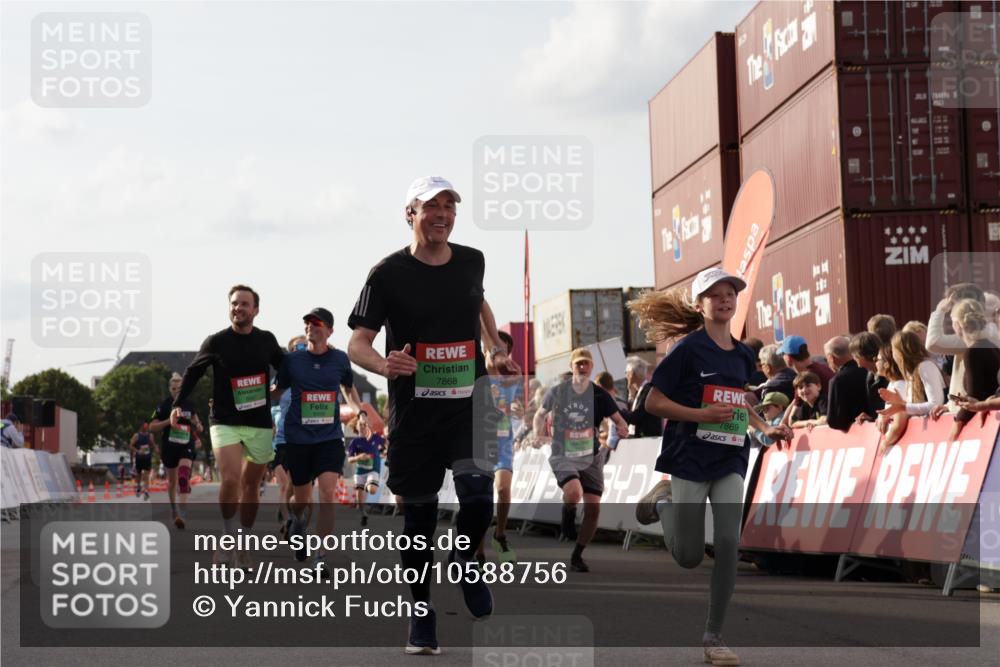 03.10.2026 - Köhlbrandbrückenlauf Yannick Fuchs http://msf.ph/oto/10588756 03.10.2026 16:10:43 Ziel 7376, 7856, 7868, 7869, 7933, 8165, 8178, 8329, 8368, 8416, 8498, 8887, 8939 meine-sportfotos.de